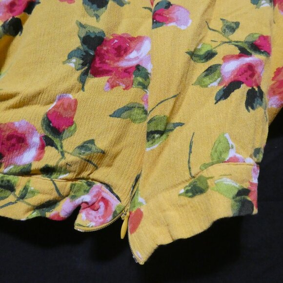 U2B | medium | Floral Yellow Crop Top | Zip-Up Back - Picture 15 of 16